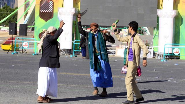 Des Yéménites dansent à Sanaa, le 19 novembre 2018. [Reuters - Yahya Arhab]