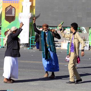 Des Yéménites dansent à Sanaa, le 19 novembre 2018. [Reuters - Yahya Arhab]
