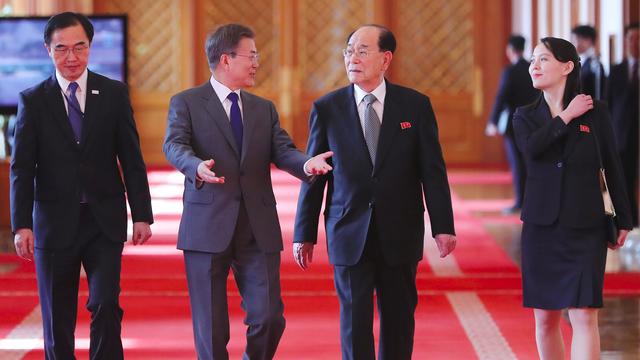 Le président sud-coréen en compagnie du chef de l'Etat de Corée du Nord et de la soeur du leader nord-coréen. [YONHAP/AFP]