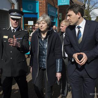La Première ministre britannique Theresa May lors de sa visite à Salisbury où l'ex-espion Sergei Skripal et sa fille ont été empoisonnés. [Keystone - Stringer]