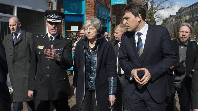 La Première ministre britannique Theresa May lors de sa visite à Salisbury où l'ex-espion Sergei Skripal et sa fille ont été empoisonnés. [Keystone - Stringer]