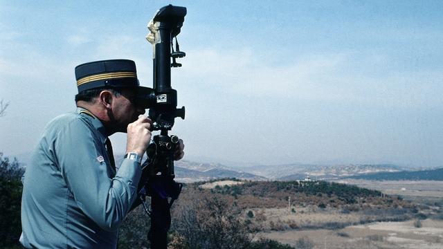 Un officier suisse surveille la frontière entre les deux Corées en 1977. [RDB]