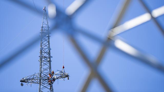 Un pylone électrique en cours de construction en Valais. [Keystone - Valentin Flauraud]