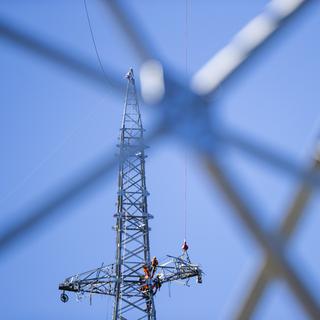 Un pylone électrique en cours de construction en Valais. [Keystone - Valentin Flauraud]