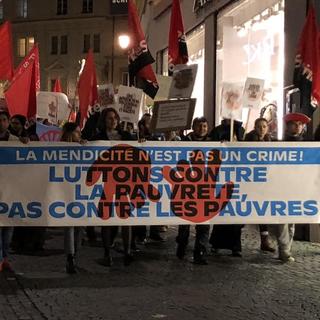 Manifestation contre la décision du Tribunal fédéral de rendre la mendicité illégale. [RTS - RTS]