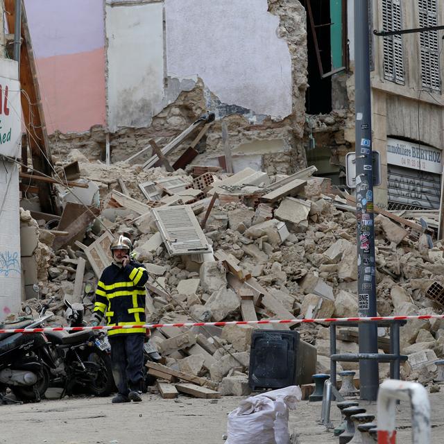 Les secours s'activent à Marseille dans les décombres des immeubles effondrés. [Reuters - Jean-Paul Pelissier]