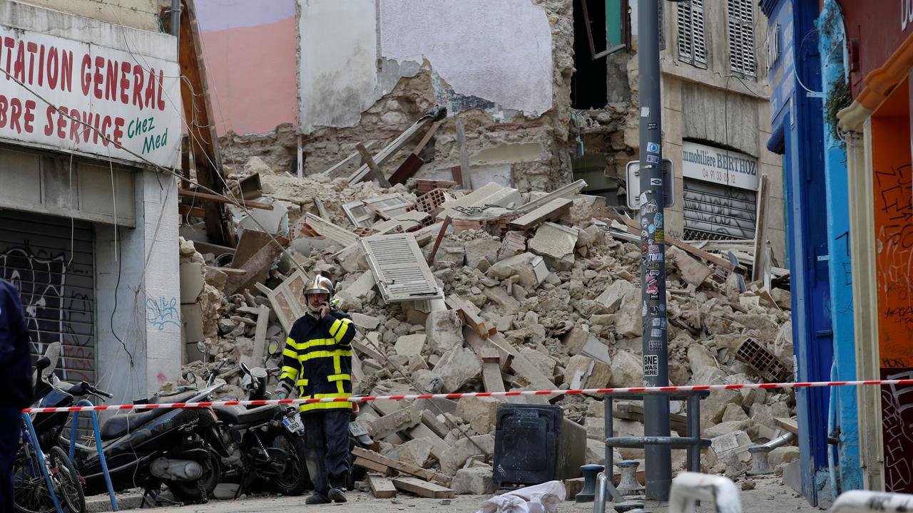 Les secours s'activent à Marseille dans les décombres des immeubles effondrés. [Reuters - Jean-Paul Pelissier]