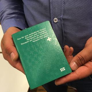 Le document d'identité des personnes apatrides en Suisse. [RTS - Mathieu Henderson]
