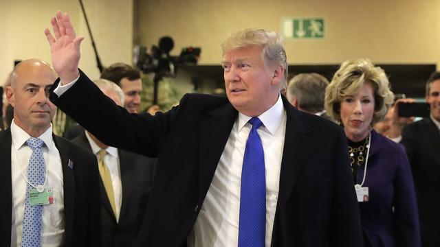 Le président américain Donald Trump a fait jeudi une entrée remarquée au centre des congrès de Davos, attendu par une foule de curieux. [AP Photo - Markus Schreiber]