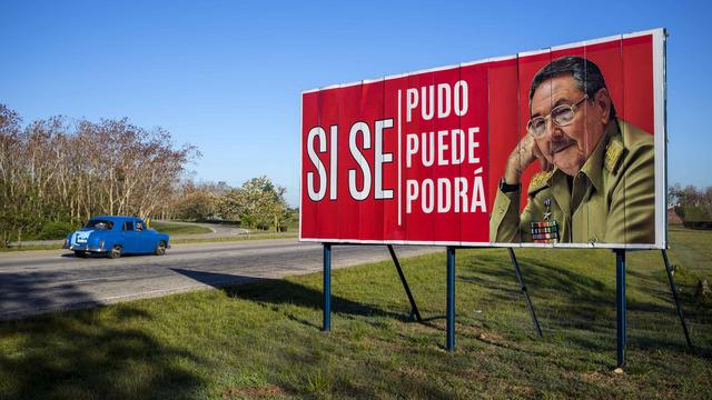 Un panneau saluant la présidence de Raoul Castro à Cuba, au moment où le pays doit lui trouver un successeur. [AP/Keystone - Desmond Boylan]