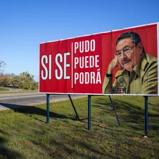 Un panneau saluant la présidence de Raoul Castro à Cuba, au moment où le pays doit lui trouver un successeur. [AP/Keystone - Desmond Boylan]
