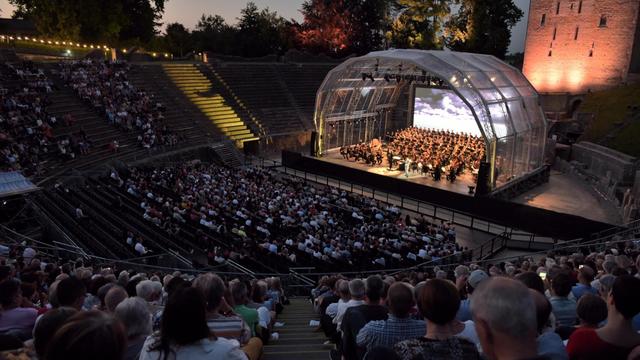 Pour l'édition 2018 du festival Avenches Opéra, la scène, placée plus au centre de la fosse, était couverte d'un dôme transparent. [Avenches Opéra - Patrice Birbaum]