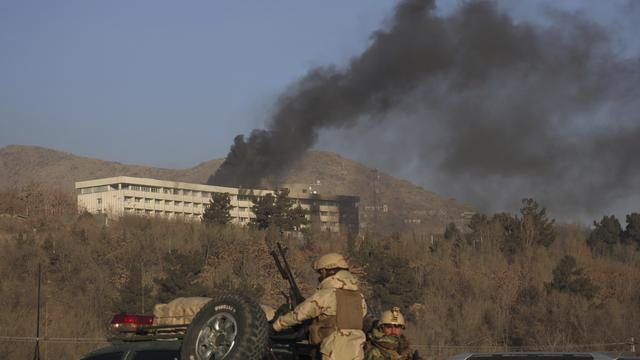 De la fumée noire s'échappant de l'hôtel Intercontinental de Kaboul, le 21 janvier 2018. [Keystone - Rahmat Gul]