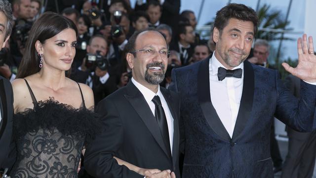 Asghar Farhadi, entouré de Penelope Cruz et Javier Bardem, pour la projection d'"Everybody Knows" à Cannes. [DPA/AFP - Boesl]