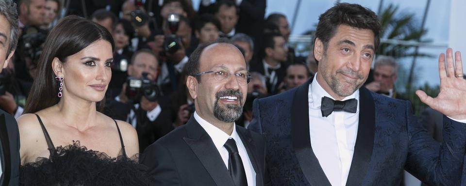 Asghar Farhadi, entouré de Penelope Cruz et Javier Bardem, pour la projection d'"Everybody Knows" à Cannes. [DPA/AFP - Boesl]