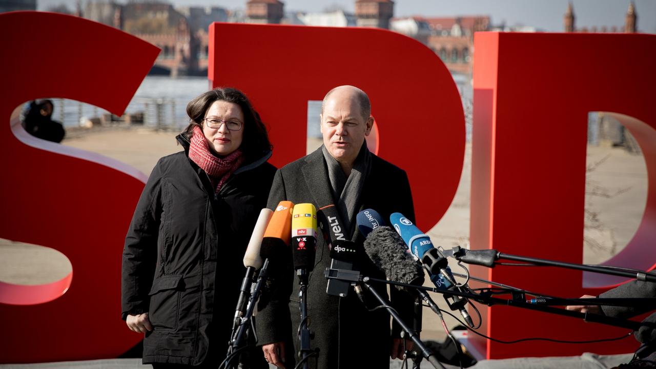 A gauche, Andrea Nahles, leader du groupe parlementaire du Parti social-démocrate (SPD) avec Olaf Scholz, maire de Hambourg et président du SPD par interim. [Keystone - Kay Nietfeld]