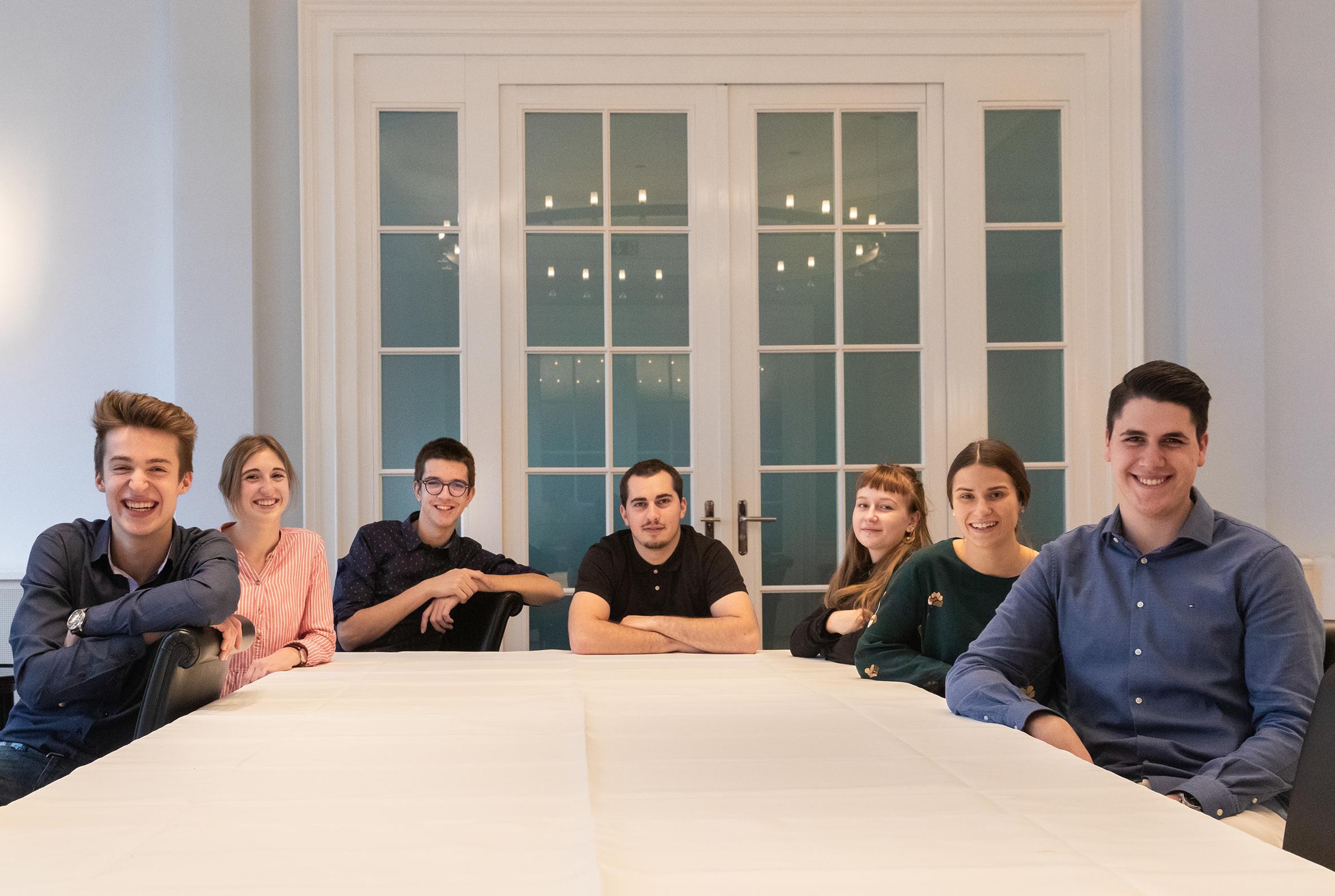 Les sept étudiants qui ont réalisé la photographie officielle du Conseil fédéral pour 2019. [admin.ch]