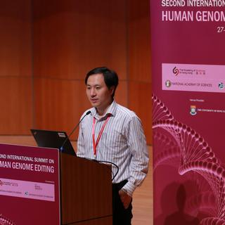 Le chercheur chinois He Jianku qui s'exprime lors du Sommet international sur l'édition du génome à Hong Kong. [Reuters - China Stringer Network]