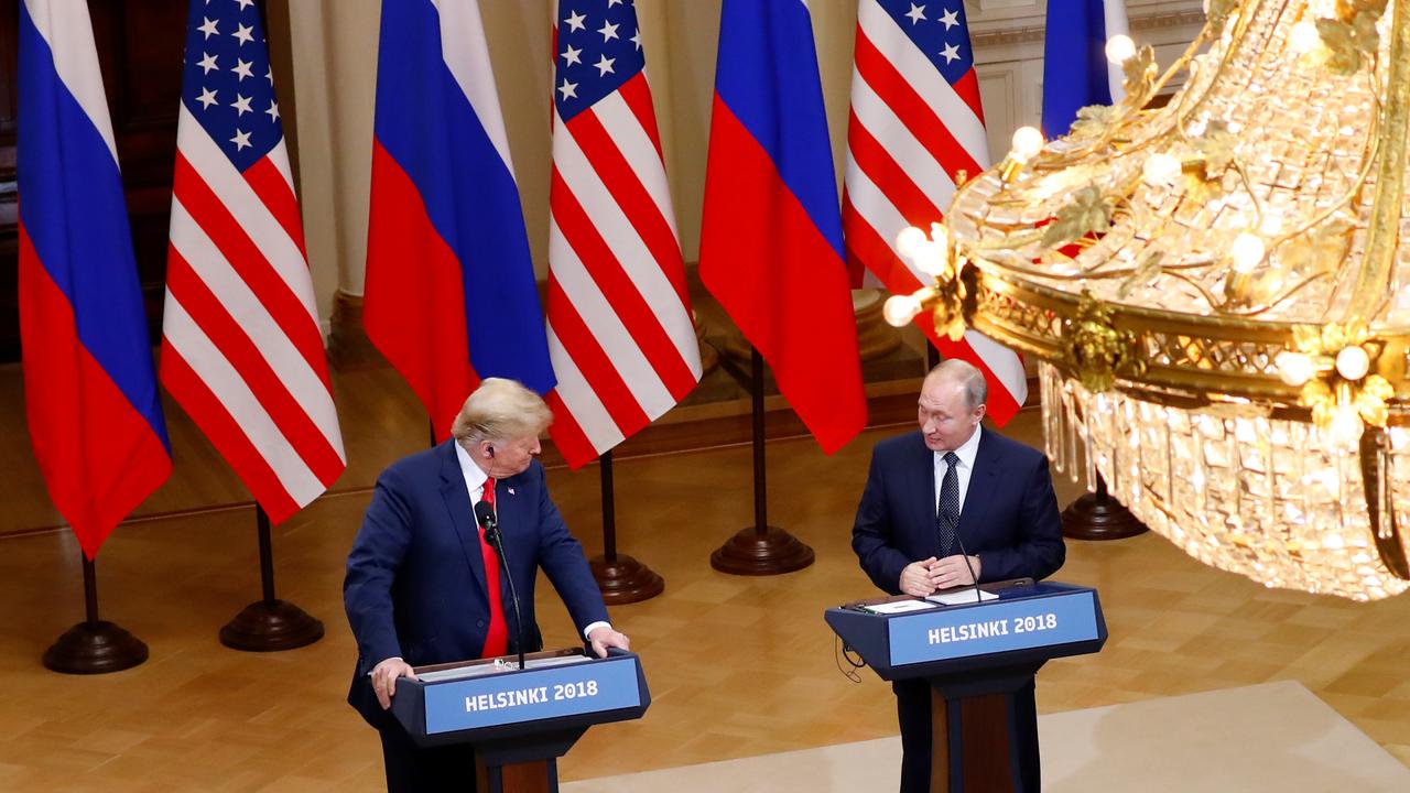 Donald Trump et Vladimir Poutine lors de leur conférence de presse conjointe. [Reuters - Leonhard Foeger]