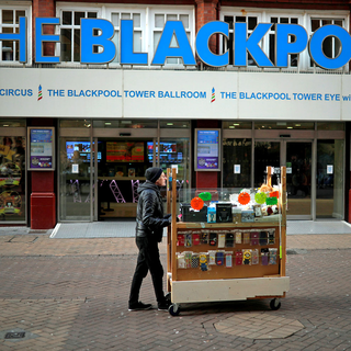 La ville touristique de Blackpool cache beaucoup de misère derrière les paillettes. [Reuters - Phil Noble]