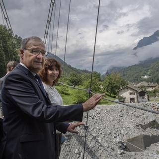 Le conseiller fédéral Guy Parmelin et la maire de Bregaglia, Anna Giacometti, le 13 août 2018 à Bondo (GR). [Keystone - Giancarlo Cattaneo]