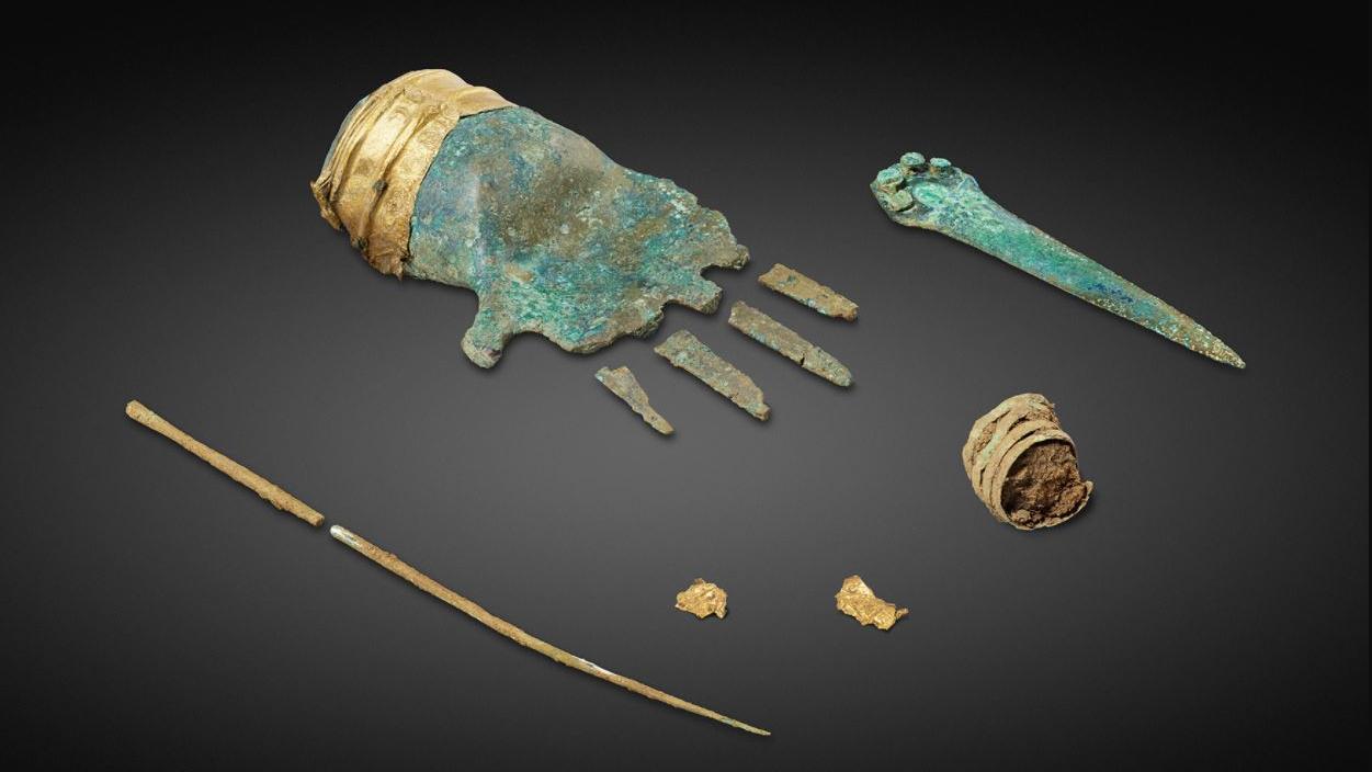 Les éléments en bronze retrouvés à Prêles. [© Service archéologique du canton de Berne - Philippe Joner.]