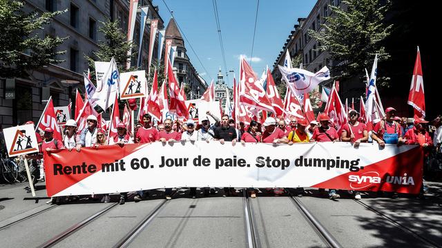 Des milliers d'ouvriers se sont donnés rendez-vous à Zurich, appelant au maintien de la retraite à 60 ans. [KEYSTONE/Siggi Bucher]