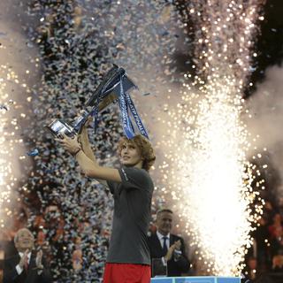 Zverev est le premier joueur à remporter le Masters en ayant battu Federer et Djokovic. [Keystone - Tim Ireland]