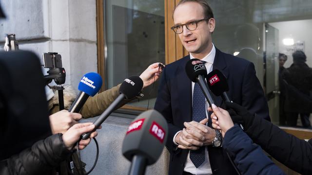 Le président du PLR genevois Alexandre de Senarclens devant la presse à l'issue de la séance du comité directeur. [Keystone - Jean-Christophe Bott]