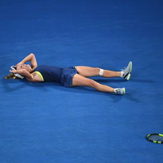 Wozniacki, submergée par l'émotion, s'est écroulée sur le court après le point décisif. [William West]