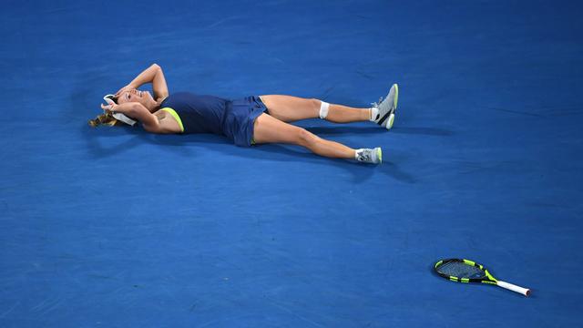 Wozniacki, submergée par l'émotion, s'est écroulée sur le court après le point décisif. [William West]