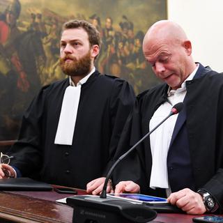 Les avocats de Salah Abdeslam lors du verdict sur sa participation aux attentats du 13 novembre à Paris. [Keystone - Frederic Sierakowski]