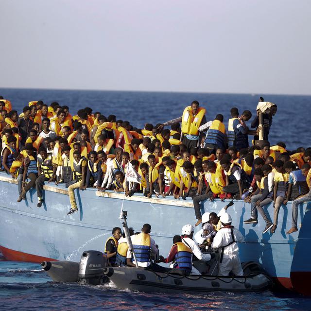 Des migrants secourus au large des côtes libyennes. [Keystone AP/Photo - Emilio Morenatti]