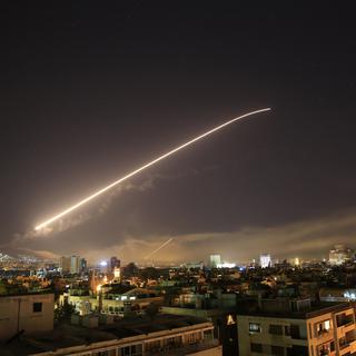 Un missile américain s'abat dans la région de Damas, samedi 14 avril 2018. [AP / Keystone - Hassan Ammar]