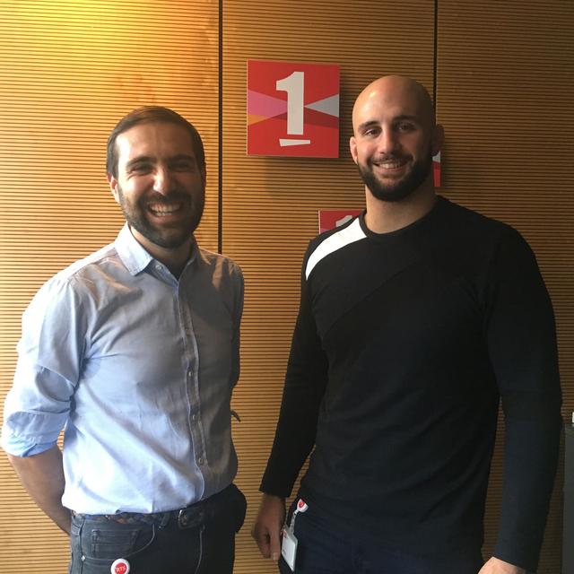 Ferdinando Miranda rencontre le catcheur Volkan Oezdemir pour la première fois. [RTS - Meili Gernet]