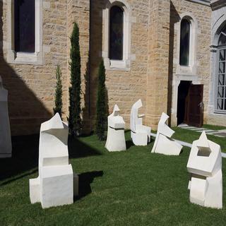 Sept statues de l'artiste Anne Deltour en hommage aux moins de Tibéhirine dans le jardin de l'archidiocèse de Lyon. [AFP - Philippe Desmazes]