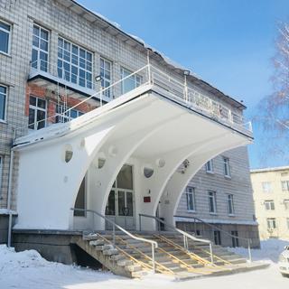 Le bâtiment de l'Institut de biologie chimique et médecine fondamentale à Akademgorodok. [RTS - Isabelle Cornaz]