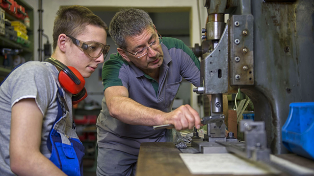 Le marché du travail semble se détendre pour les jeunes à la recherche d'une place d'apprentissage. [Fotolia - Jörn Buchheim]