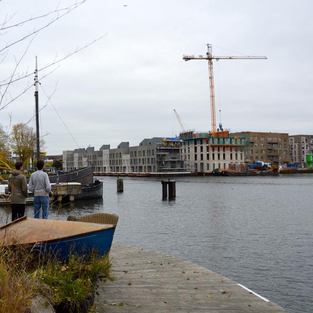 Au cœur d'Amsterdam, sur la rive nord de la rivière Ij, le quartier Buiksloterham, ancien site de chantiers navals, expérimente la ville durable de demain. [RTS - Cerise Maréchaud]