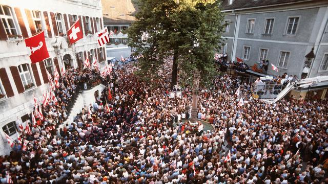 Les Jurassiens réunis à Delémont pour écouter les propos de François Lachat, premier président du nouveau gouvernement jurassien, le 24 septembre 1978. [Keystone - Juerg Mueller]