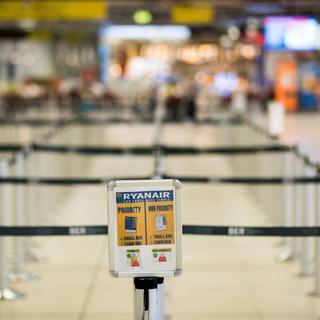 La file du check-in de Ryanair à l'aéroport Schönefeld de Berlin vendredi matin. [AFP - Odd ANDERSEN]
