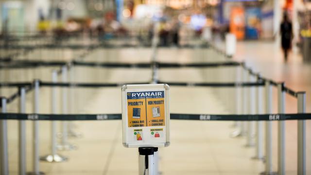 La file du check-in de Ryanair à l'aéroport Schönefeld de Berlin vendredi matin. [AFP - Odd ANDERSEN]