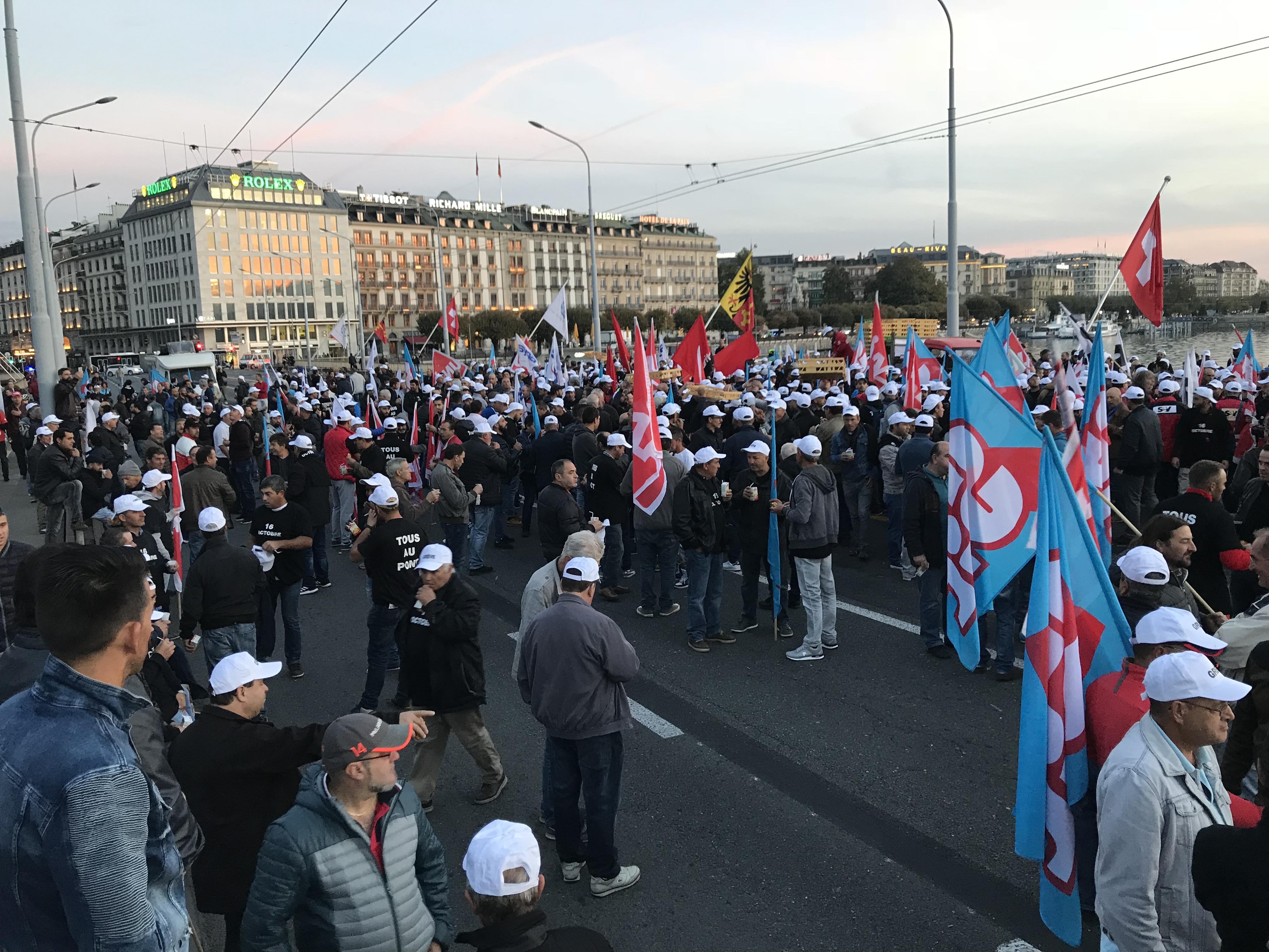 Les maçons font la grève sur le Pont du Mont-Blanc à Genève, mardi 16 octobre 2018. [RTS - Joël Boissard]