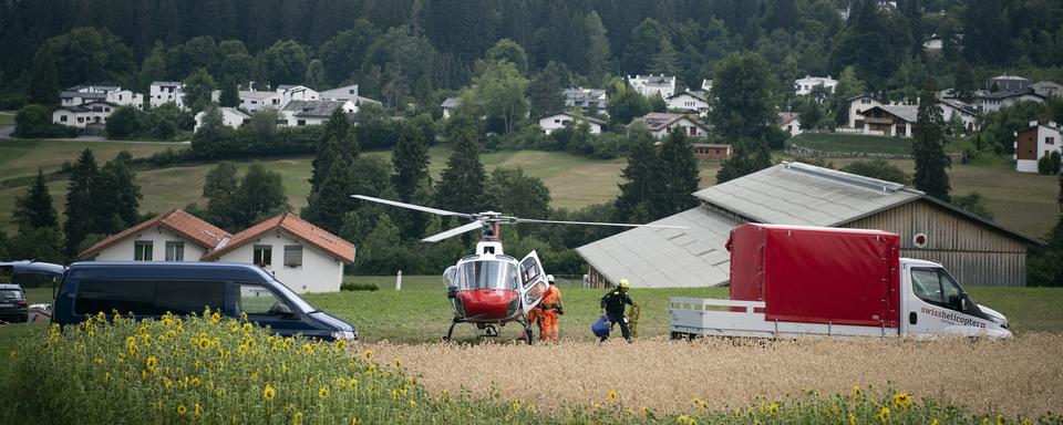 Un hélicoptère ramassant les débris de l'avion Junkers s'étant écrasé contre une montagne de l'est de la Suisse. [Keystone - Melanie Duchene - EPA]