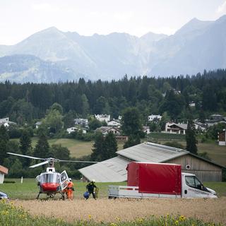 Un hélicoptère ramassant les débris de l'avion Junkers s'étant écrasé contre une montagne de l'est de la Suisse. [Keystone - Melanie Duchene - EPA]