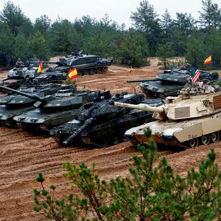 Chars de différents pays de l'OTAN lors de l'exercice Iron Tomahawk en Lettonie, 23.10.2018. [Reuters - Ints Kalnins]