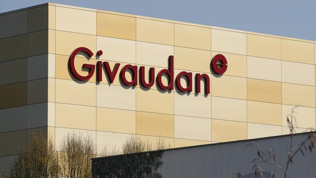 Le logo de la société Givaudan photographié, ce mercredi 8 avril 2015 sur son siège de Vernier (GE). [KEYSTONE - MARTIAL TREZZINI]