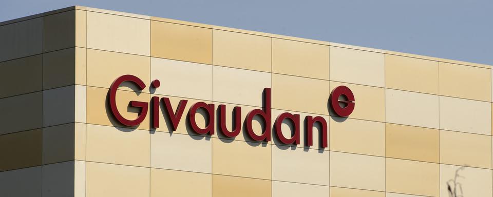 Le logo de la société Givaudan photographié, ce mercredi 8 avril 2015 sur son siège de Vernier (GE). [KEYSTONE - MARTIAL TREZZINI]