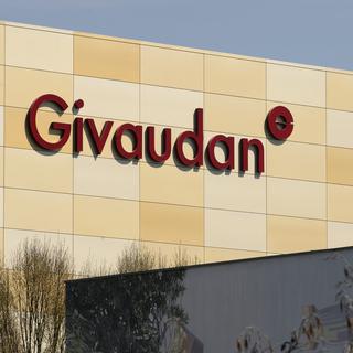 Le logo de la société Givaudan photographié, ce mercredi 8 avril 2015 sur son siège de Vernier (GE). [KEYSTONE - MARTIAL TREZZINI]