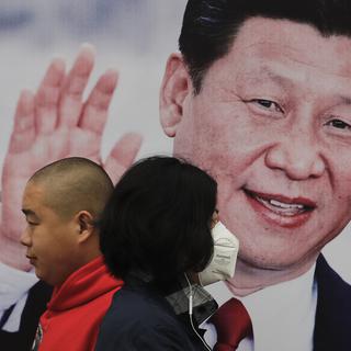 Portrait de Xi Jinping dans une rue de Pékin. [AP/Keystone - Andy Wong]